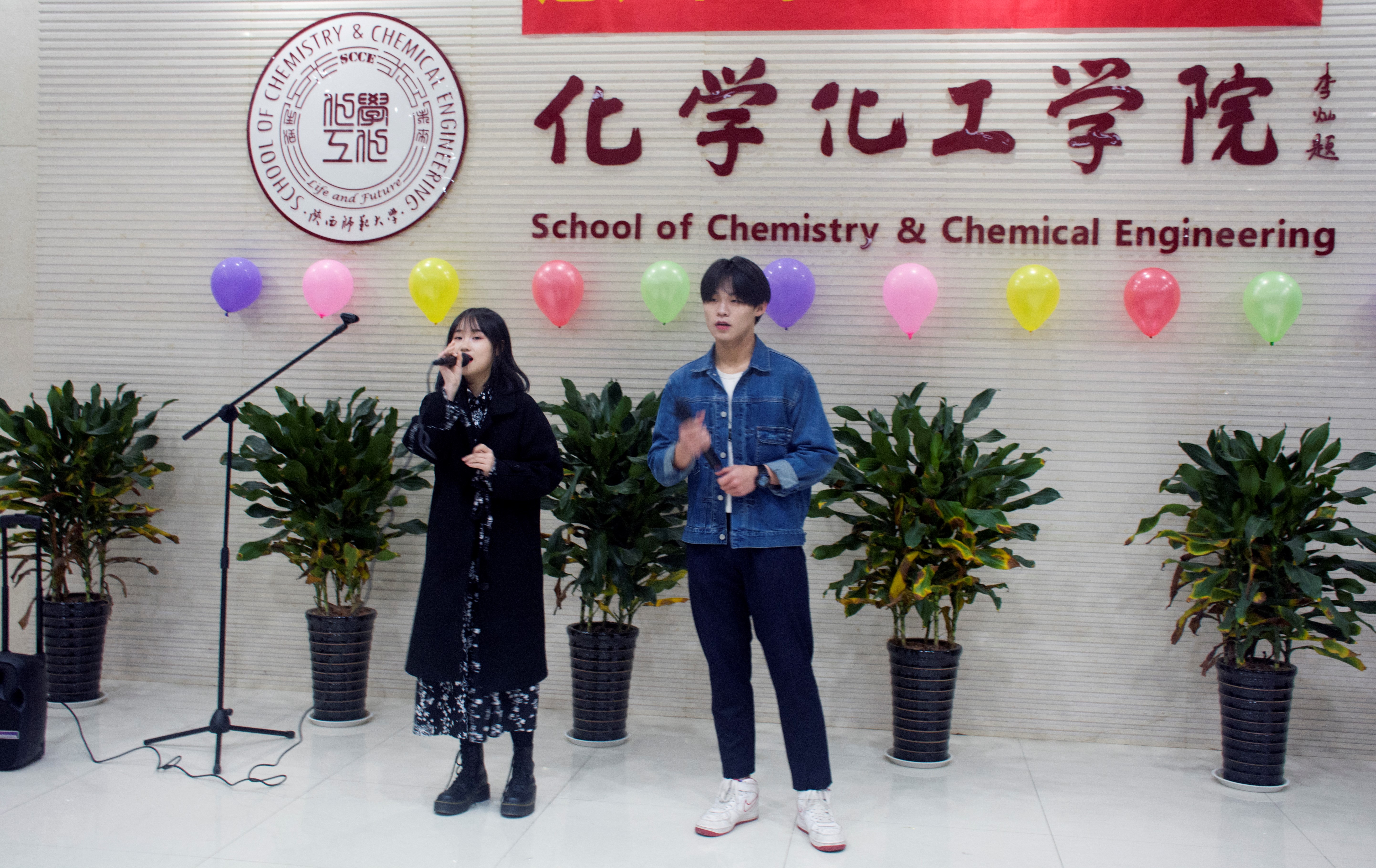 唱歌表演.jpg 唱歌表演.jpg